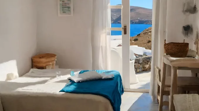 Conseils pour une famille de 5 voyageant dans les Cyclades en août : Transports, hébergement et durée de séjour !