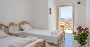 Des hébergements abordables pour 5 personnes près des plages à Naxos, Paros et Amorgos !