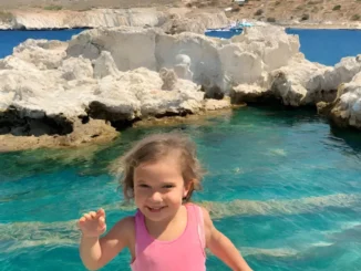 Vacances à Milos avec un enfant de moins de 5 ans : Clubs enfants et activités familiales recommandés sur l'île !