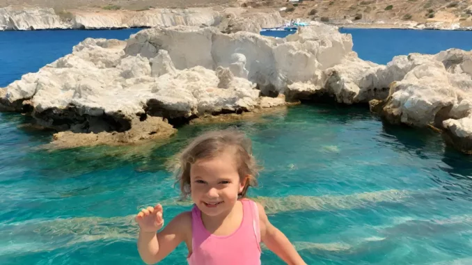 Vacances à Milos avec un enfant de moins de 5 ans : Clubs enfants et activités familiales recommandés sur l'île !