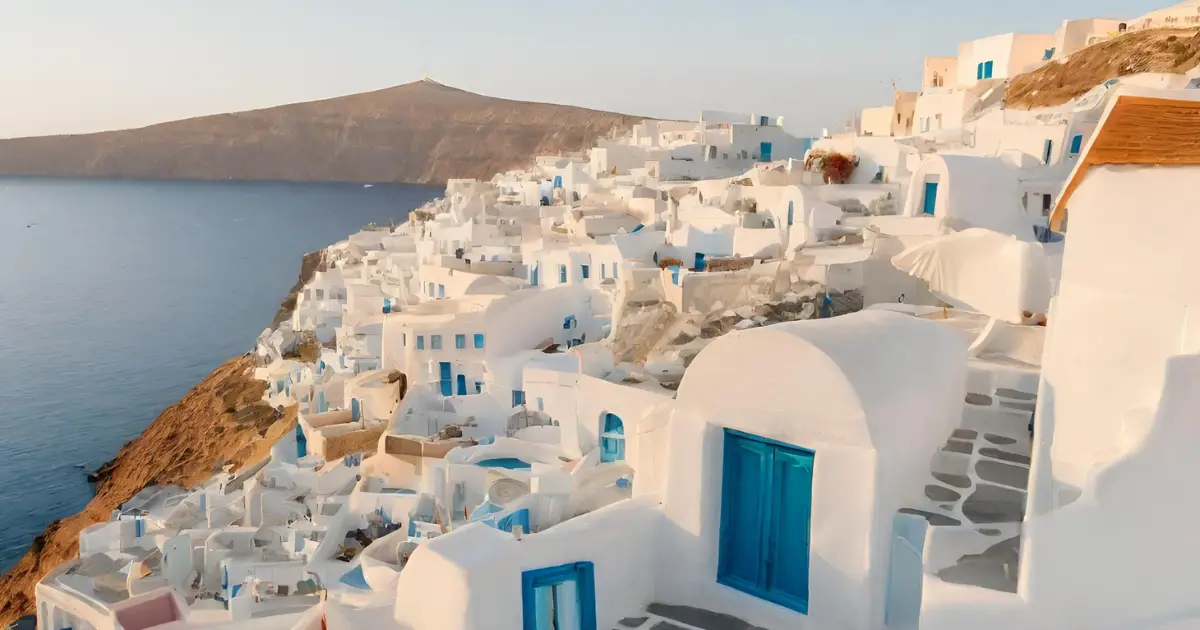 Explorez Santorin en bateau : Faut-il réserver à l'avance ou sur place ? Conseils pour une expérience inoubliable !