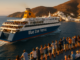 Ferry Blue Star approchant une île des Cyclades au coucher du soleil, avec des passagers observant les maisons blanches perchées sur la colline.