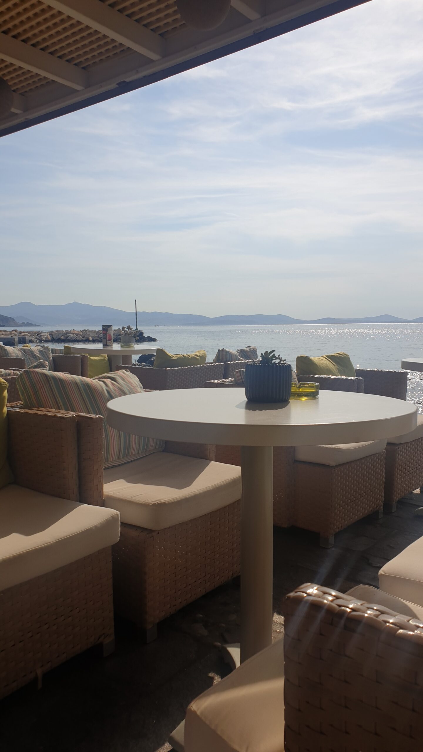 Café frappé sur le port de Chora à Naxos