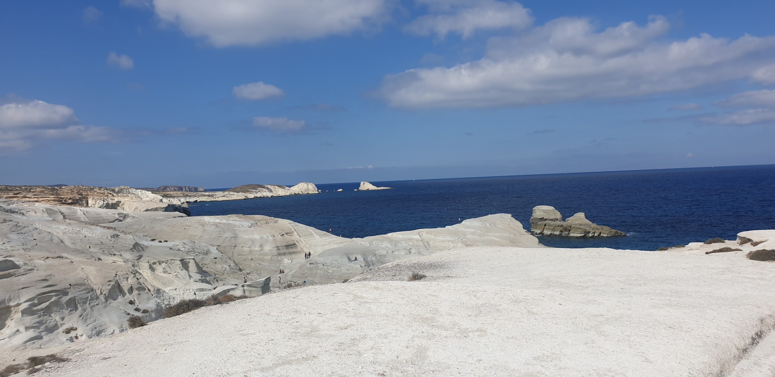 Sarakiniko à Milos, célèbre plage aux roches blanches
