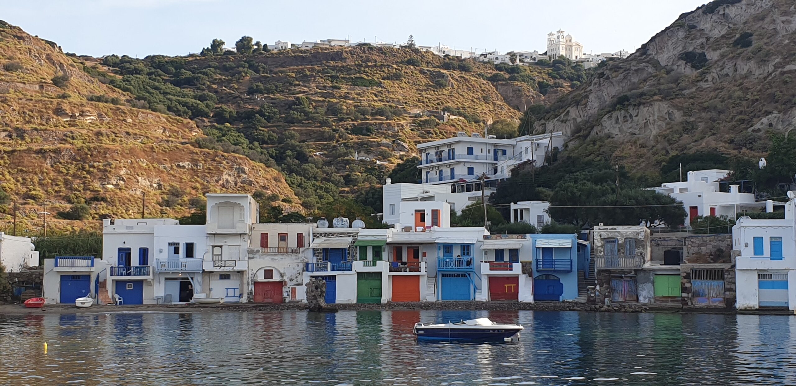 Klima à Milos, village de pêcheurs aux maisons colorées