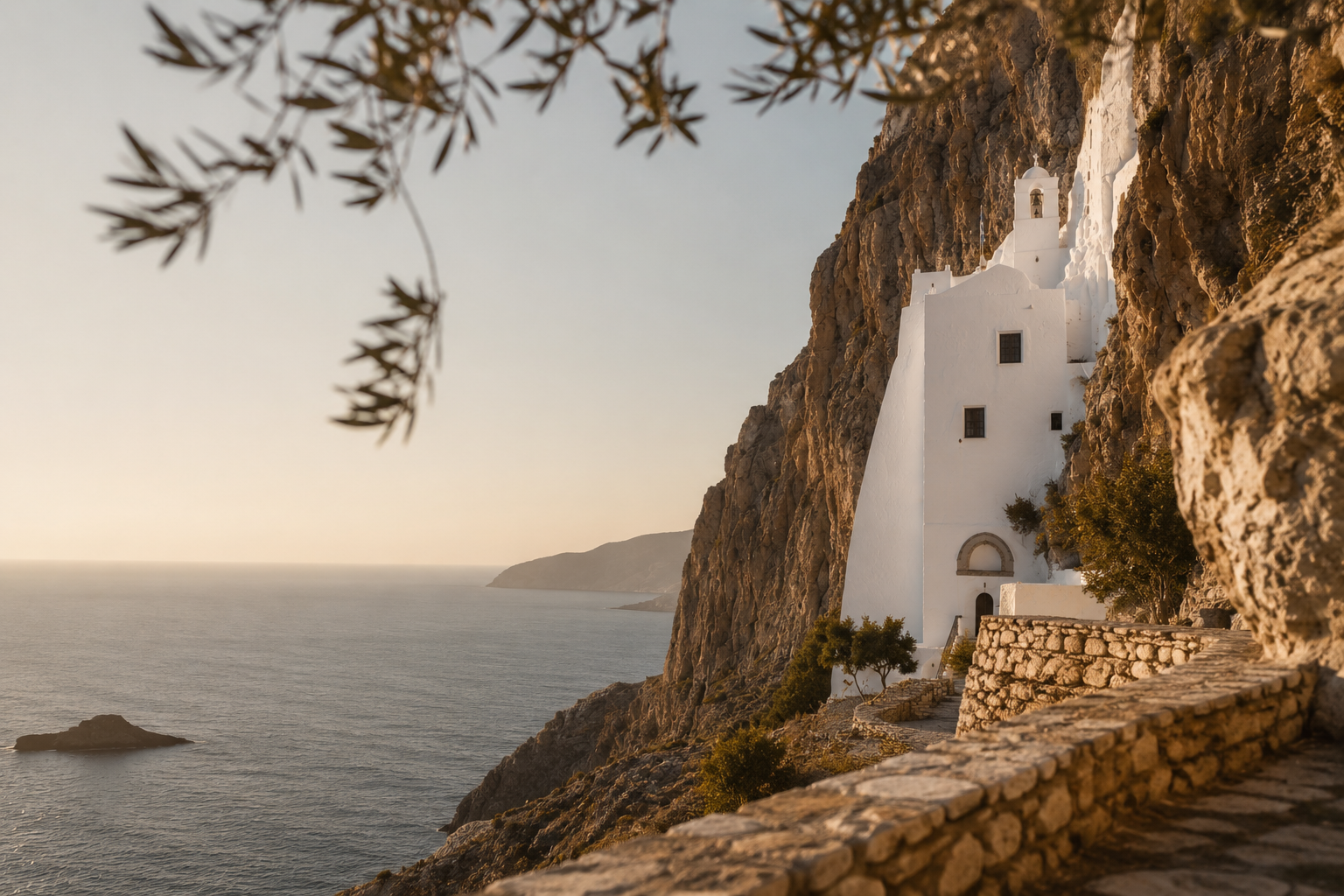Le monastère de la Panagia Hozoviotissa accroché à la falaise à Amorgos