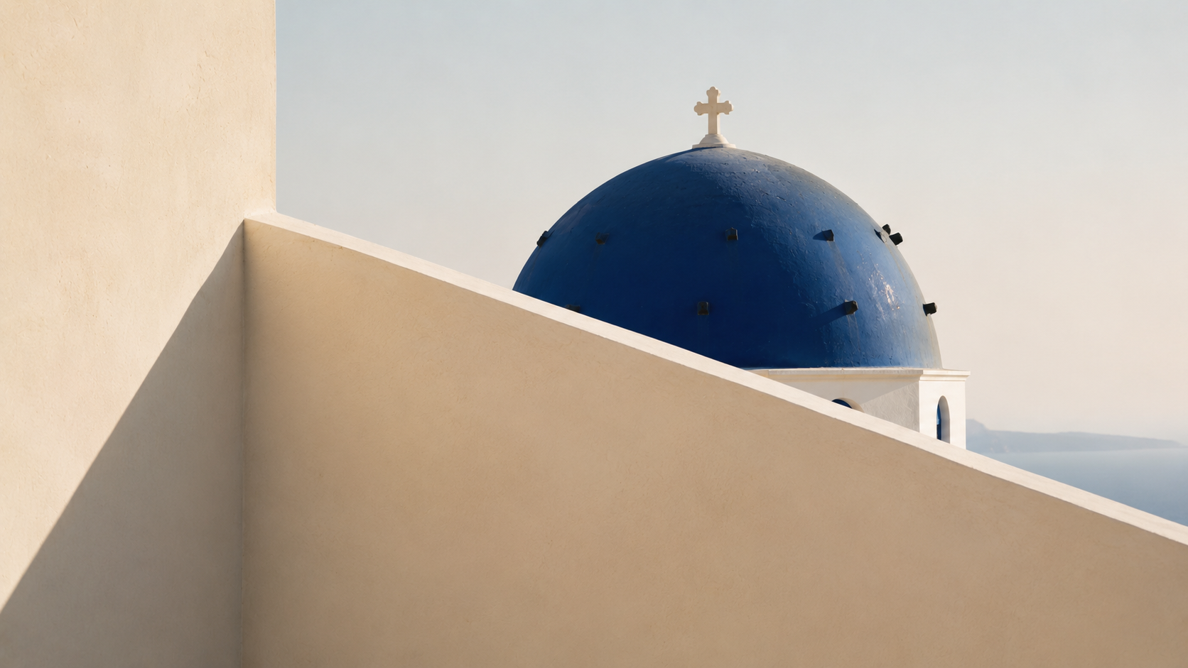 Oia et ses dômes bleus surplombant la caldeira de Santorin au coucher du soleil