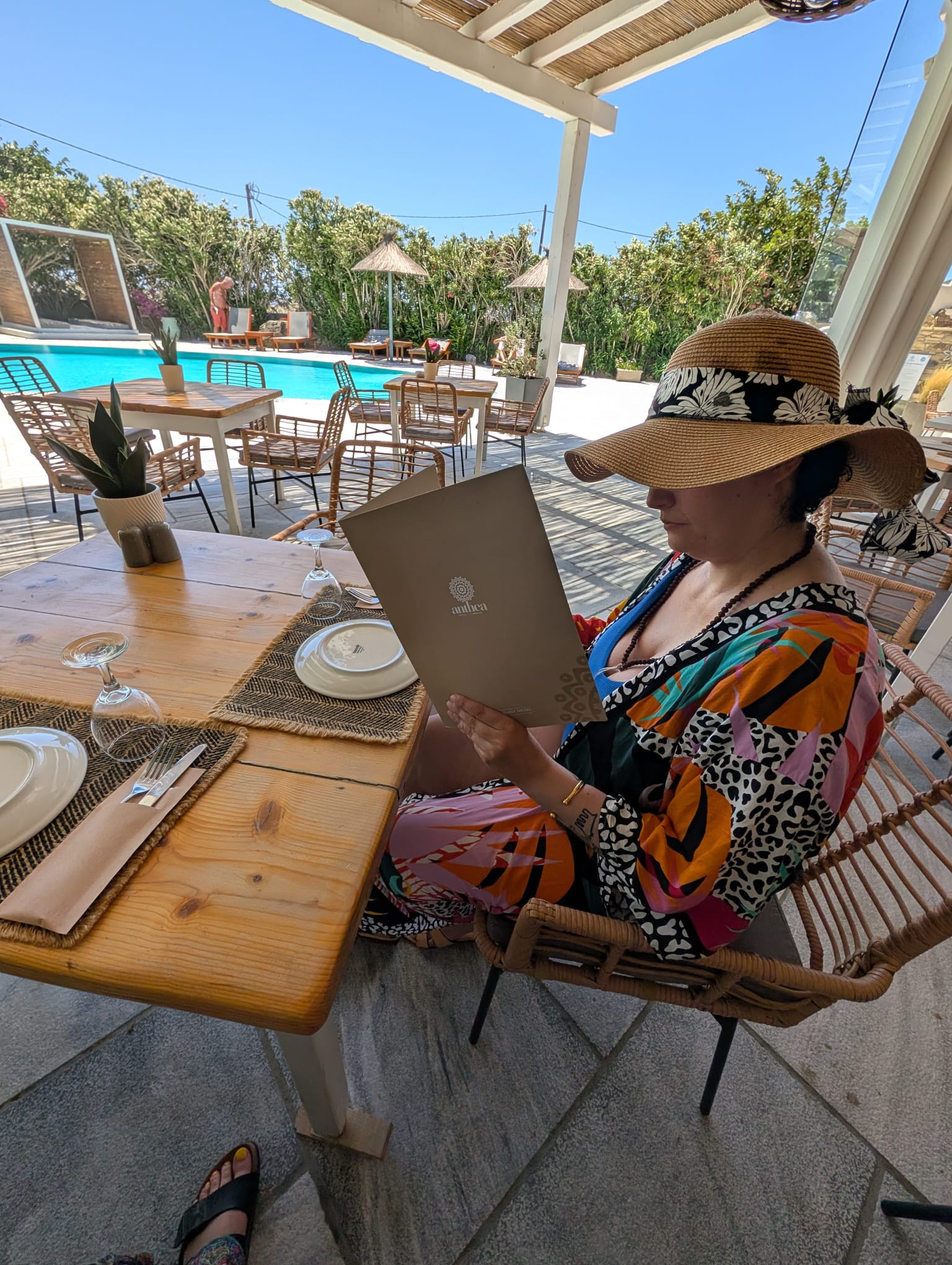 Déjeuner en terrasse à Anthea Tinos