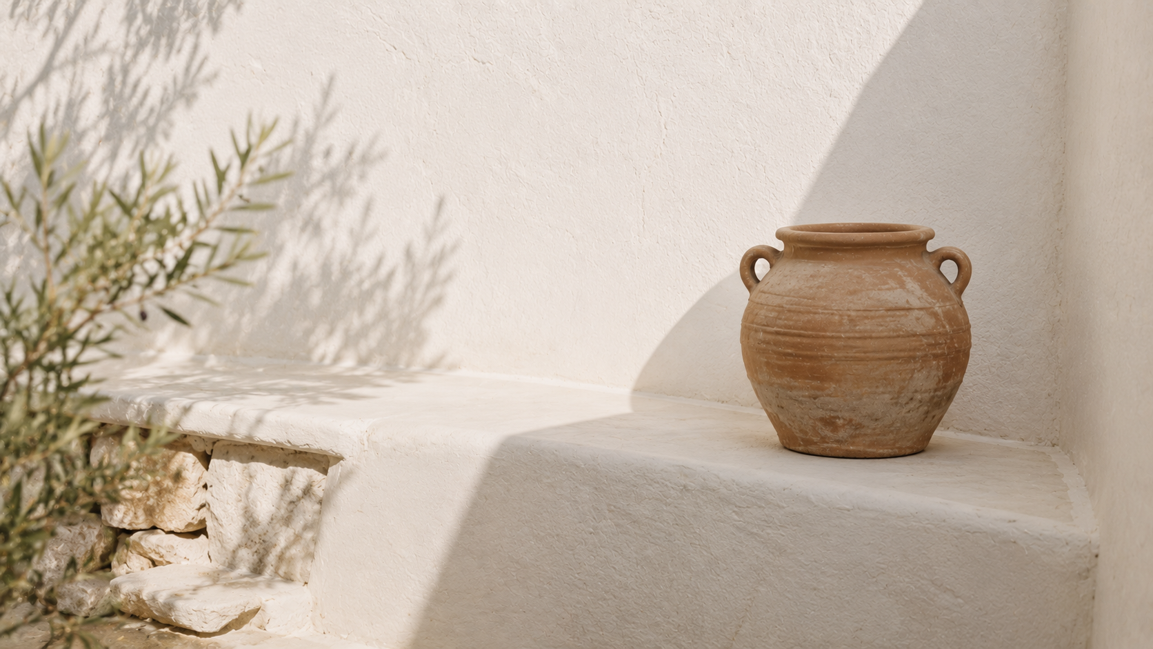 Un potier de Sifnos dans son atelier traditionnel, avec une église cycladique en arrière-plan
