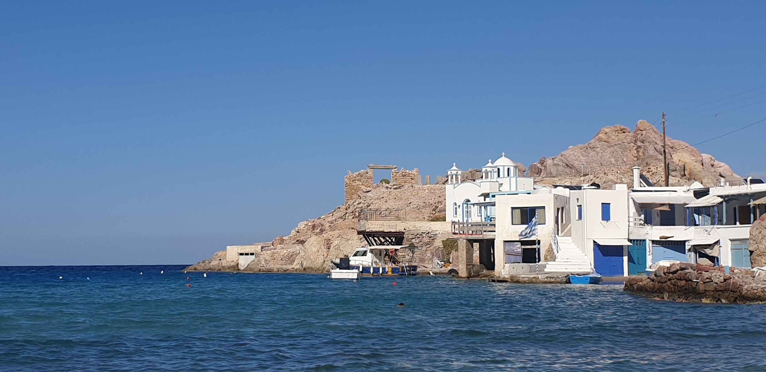 Arriver à Milos par le port d’Adamas dans les Cyclades