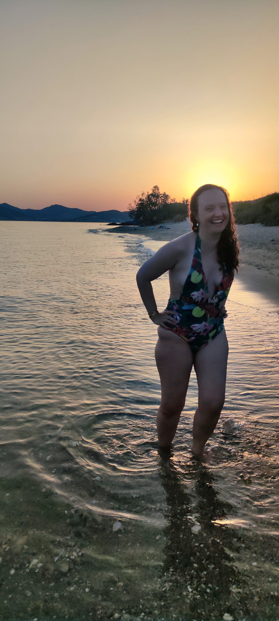 Coucher de soleil les pieds dans l'eau, à Paros.