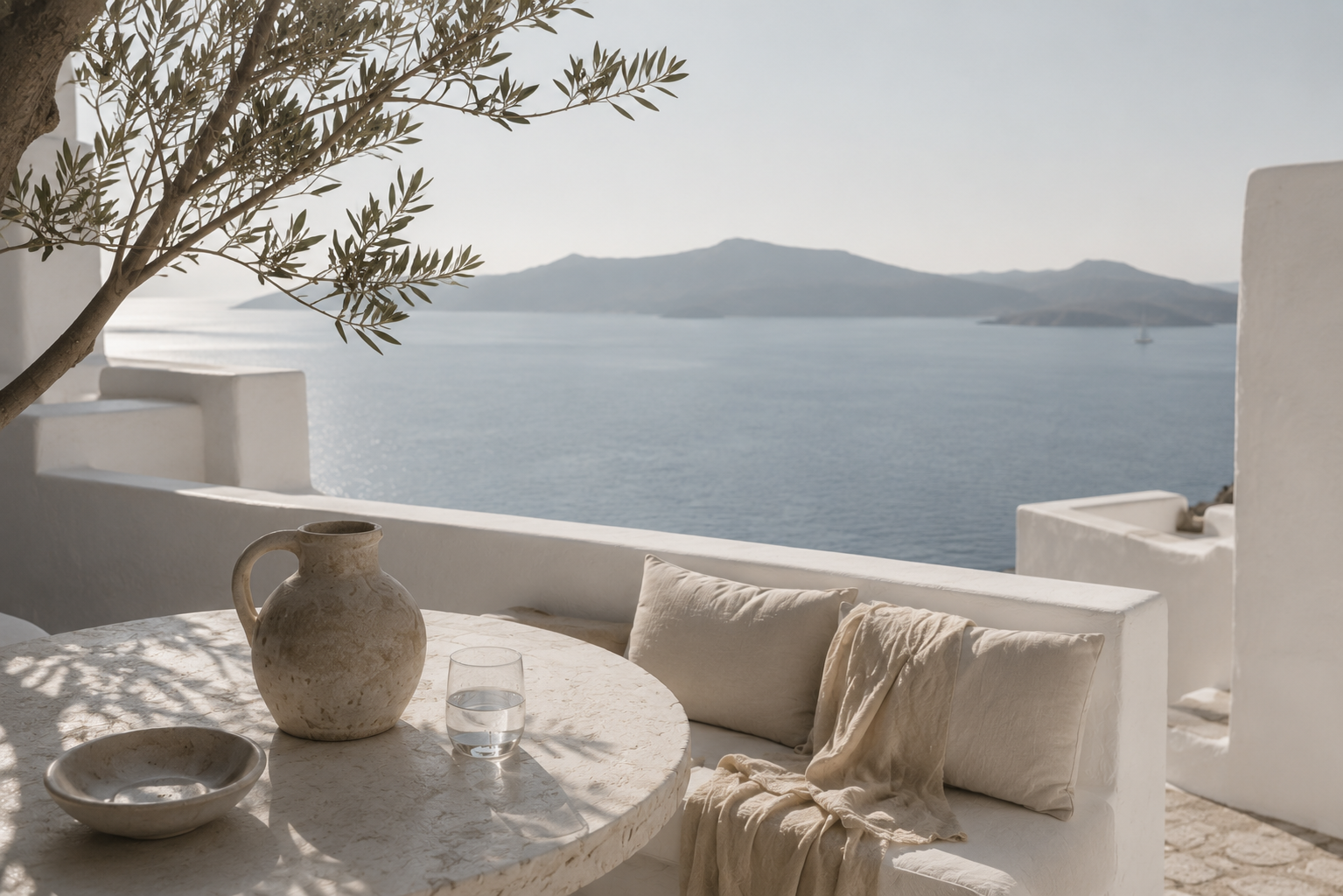 Terrasse blanche dans les Cyclades avec vue sur la mer, ambiance romantique et lumière douce