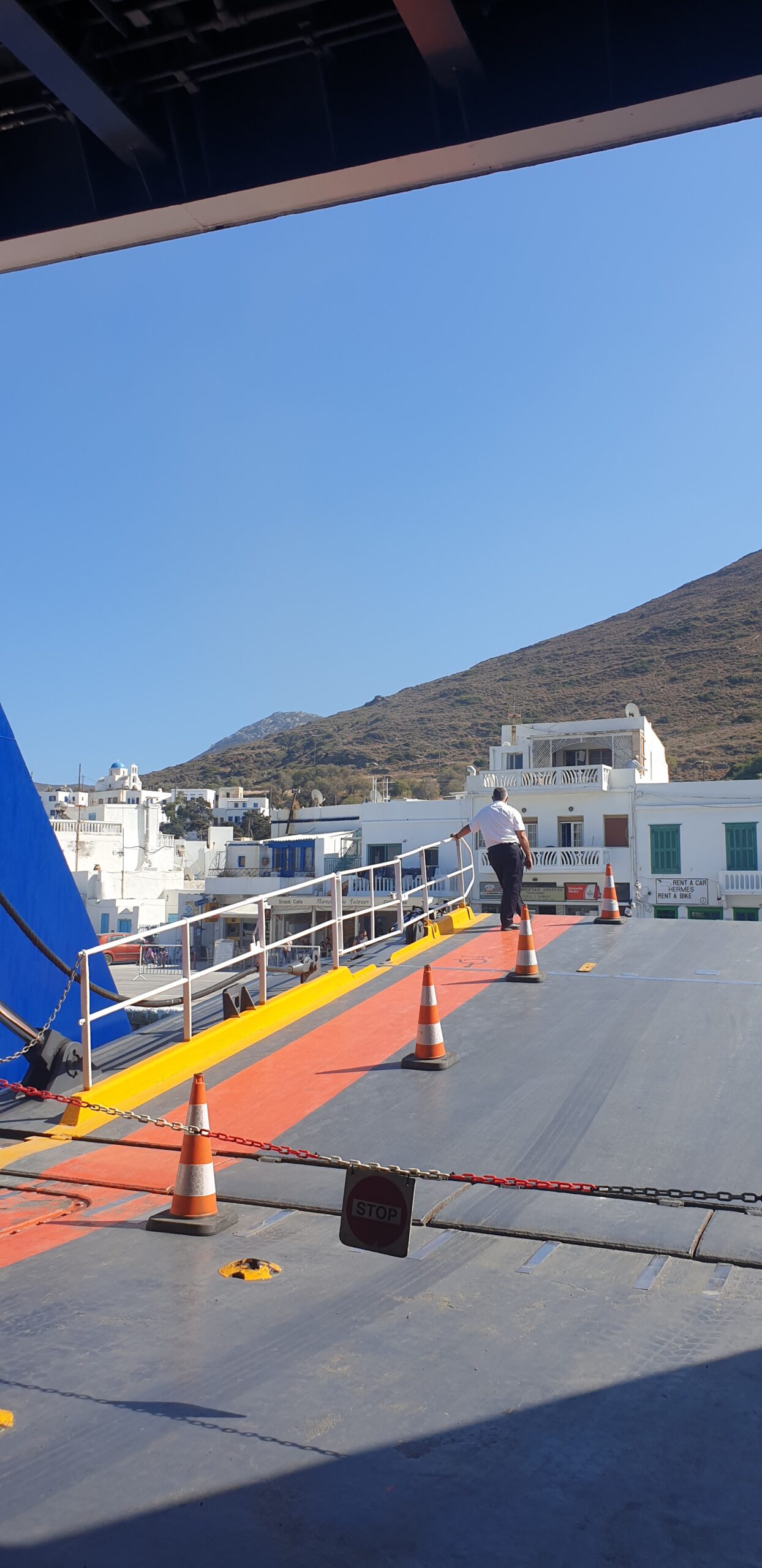 Ferry en mer entre les Cyclades vers Amorgos