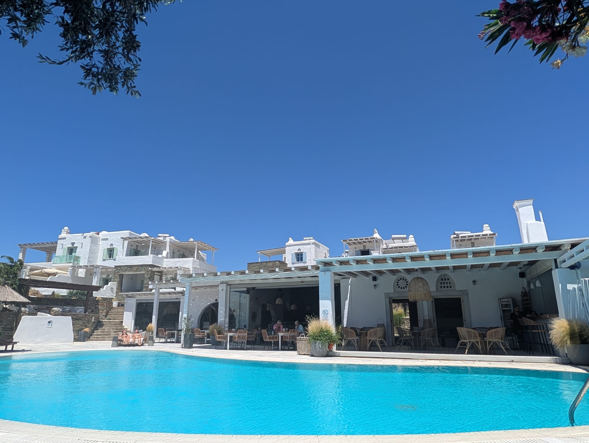 Hébergement à Tinos avec terrasse, architecture cycladique et vue sur la mer