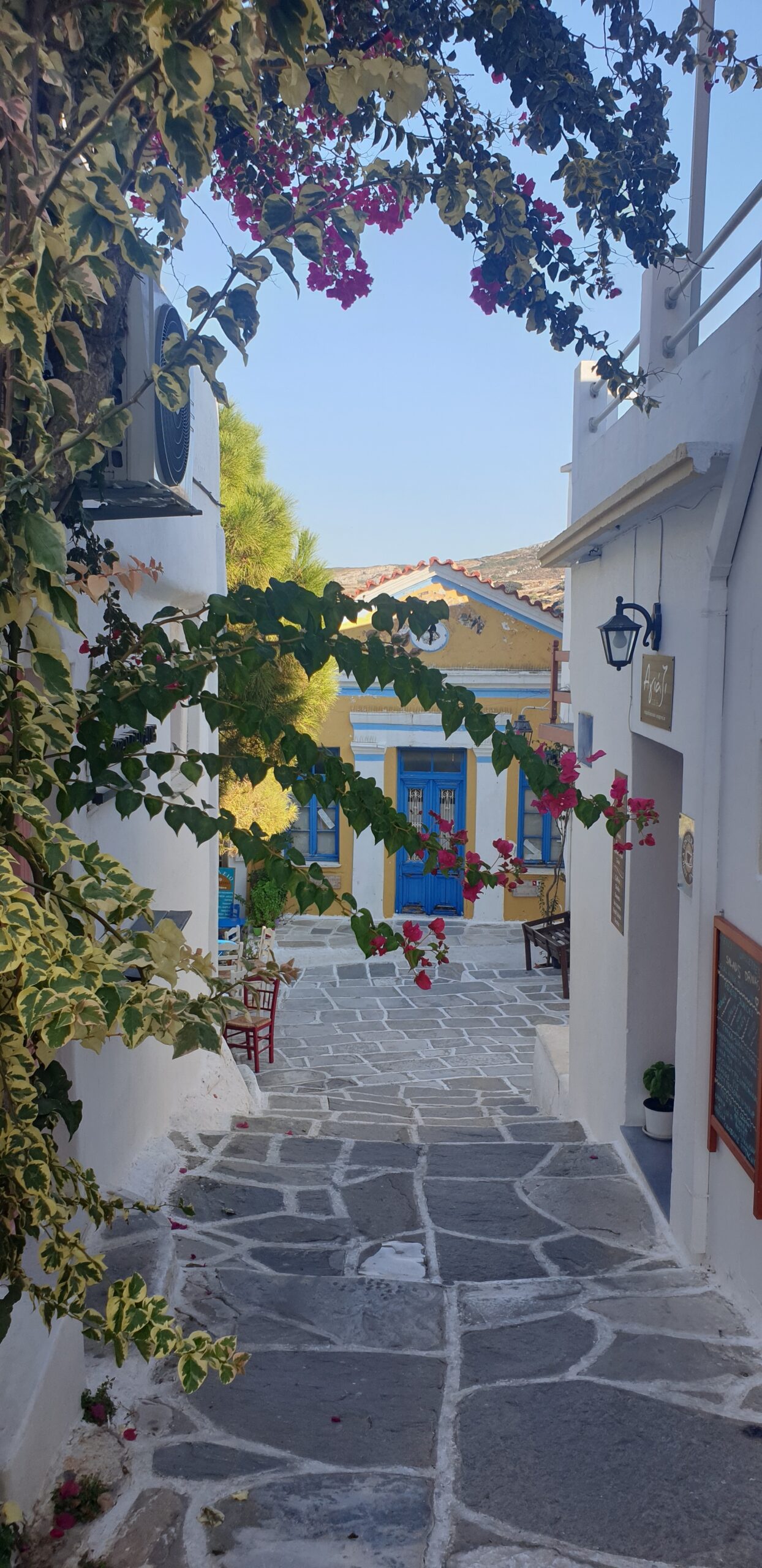 Ruelle blanche de Paros dans les Cyclades
